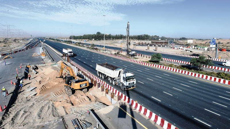 جسر يعبر فوق شارع الإمارات باتجاه منطقة العوير.من المصدر