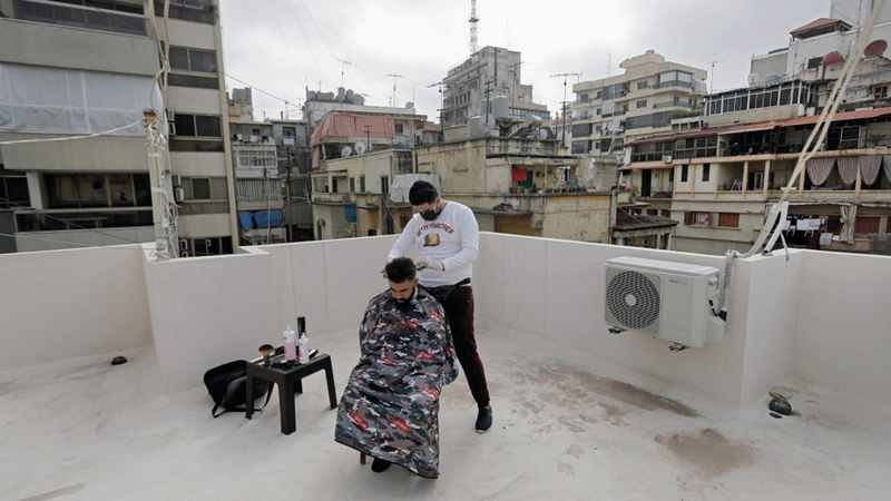 سطح المبنى صالون حلاقة أحياناً.