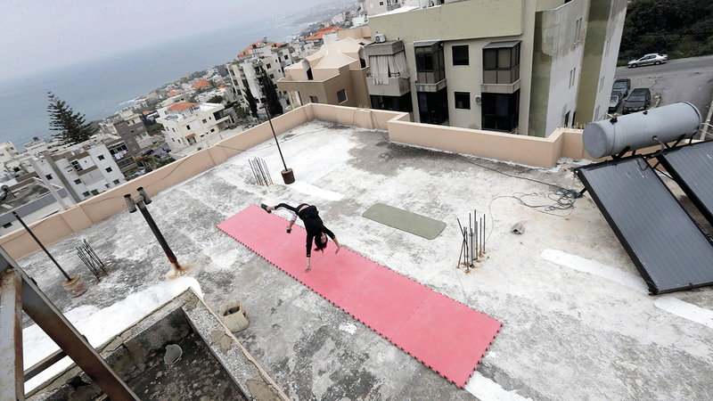 كارن ديب تتدرّب الجمباز على سطح منزلها.