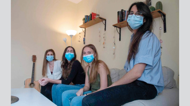 الطبيبات الشابات يتشاركن الأوقات في قاعة الجلوس للتحدث ولعب الورق والرقص وعزف الموسيقى. ا.ف.ب