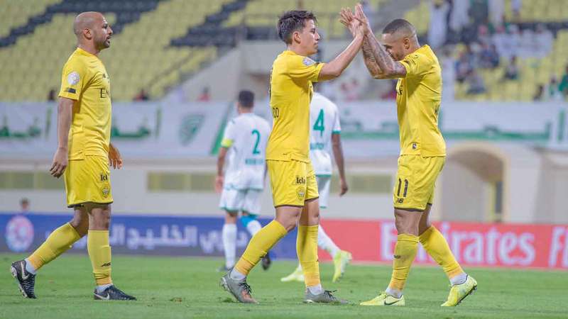 سواريز وغايبور وأحمد علي يحتفلون بأحد أهداف الوصل في الموسم الحالي. الإمارات اليوم