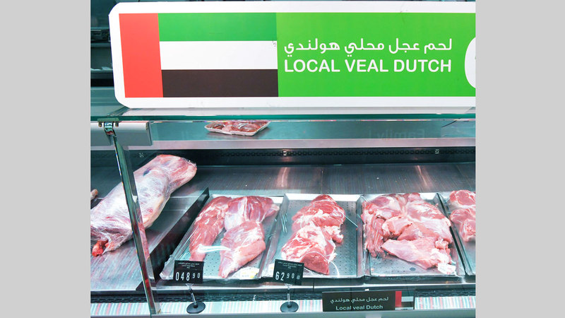 عرض منتجات من اللحوم في أحد منافذ البيع في أبوظبي.  وام
