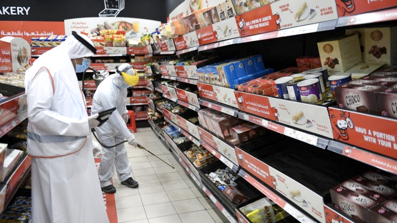 «البلدية» تدقق على المؤسسات الغذائية كافة في الإمارة باختلاف أنشطتها.  من المصدر