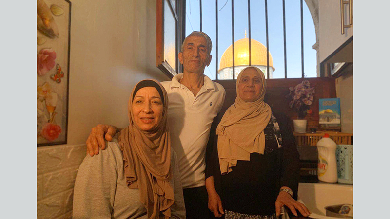 عائلة أبونجمة تتشبث بمنزلها رغم إغراءات الاحتلال. الإمارات اليوم