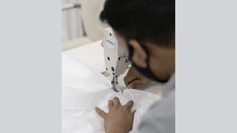 50 خياطاً يشاركون في تنفيذ الملابس الطبية. من المصدر