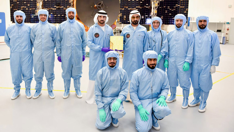 محمد بن راشد يرافقه حمدان بن محمد في صورة أرشيفية خلال تركيب القطعة الأخيرة من «مسبار الأمل».  من المصدر