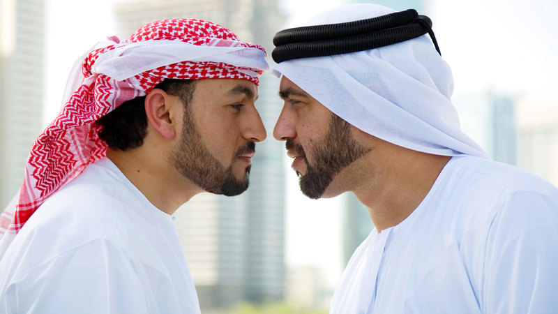 «المخاشمة» من العادات الإماراتية المطالب بتجنبها مؤقتاً. أرشيفية