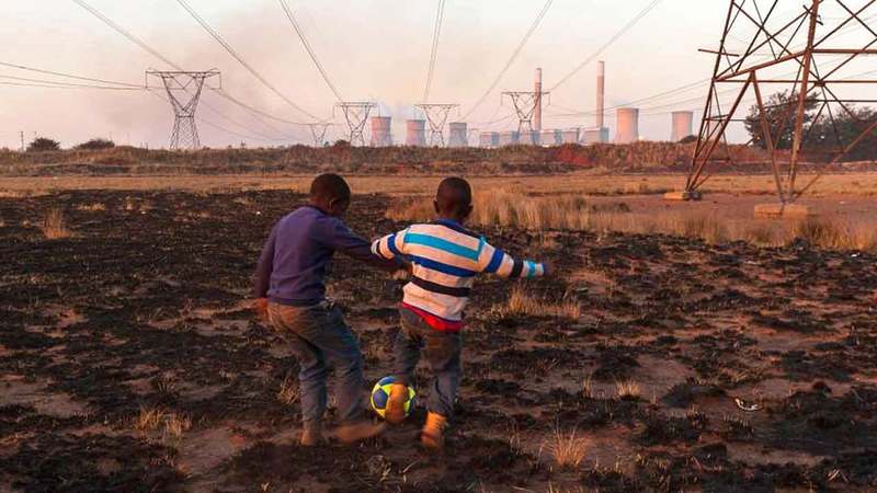 شقيقان الأول في العاشرة والثاني في السابعة من العمر يلعبان بمحاذاة محطة توليد كهرباء للضغط العالي تحمل الكثير من الأخطار لسكان المنطقة.  من المصدر