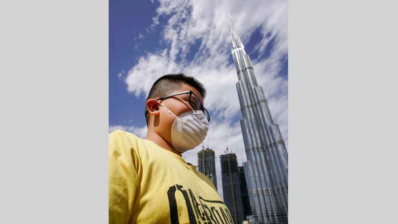 عدم ارتداء الكمامات يعرض الإنسان لكثير من رذاذ السوائل الأنفية المحملة بالفيروسات.  تصوير: أشوك فيرما