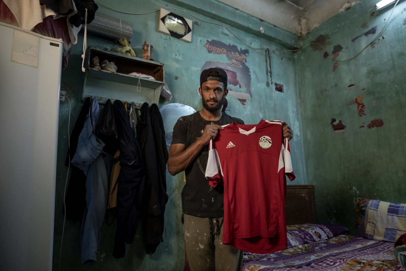 اللاعب بزي عامل البناء يرفع قميص ناديه