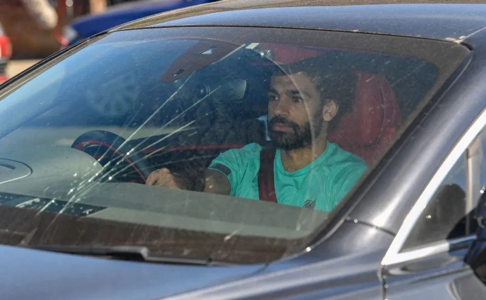 محمد صلاح وزجاج سيارته المكسور