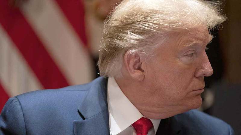 ترامب يحاول الحفاظ على لون برونزي وخطوط مميزة تحت عينيه.  أ.ب