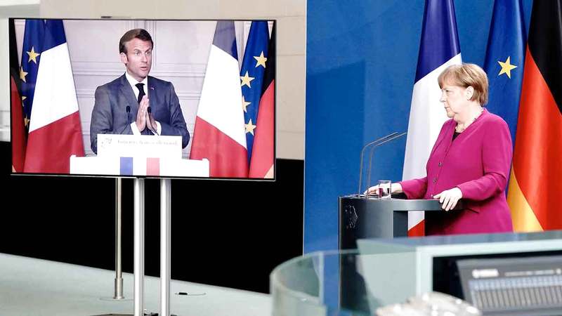 ميركل تهتم بقصة شعرها الأنيقة وماكرون ينفق على مكياجه مبلغاً كبيراً.  رويترز