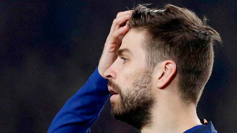 علاقة نجم برشلونة بيكيه والصافرة الإسبانية متوترة دائماً.  أ.ف.ب