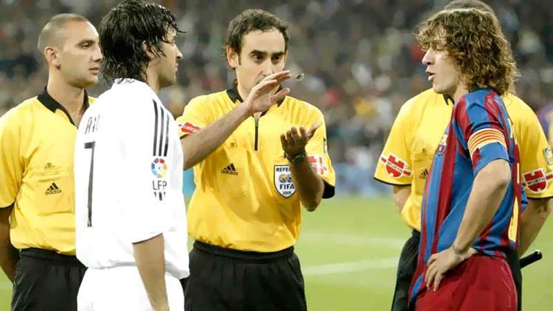 إيتورالدي غونزاليس خلال إدارته مباراة سابقة بين برشلونة وريال مدريد.  أرشيفية