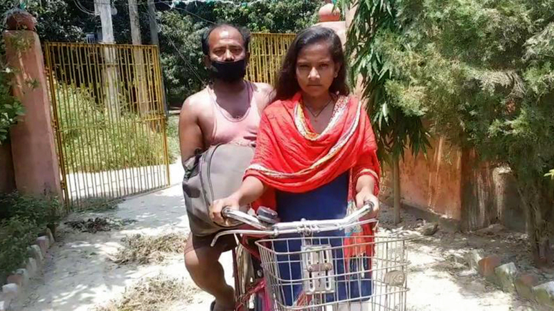 «جيوتي» قادت الدراجة بأبيها المصاب من مدينة قرب نيودلهي إلى قريتها في ولاية بيهار.