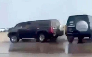 شرطة أبوظبي تضبط شابين يستعرضان بسيارتيهما تحت المطر