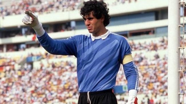 الحارس التاريخي المغربي والمدرب الحالي بادو الزاكي.