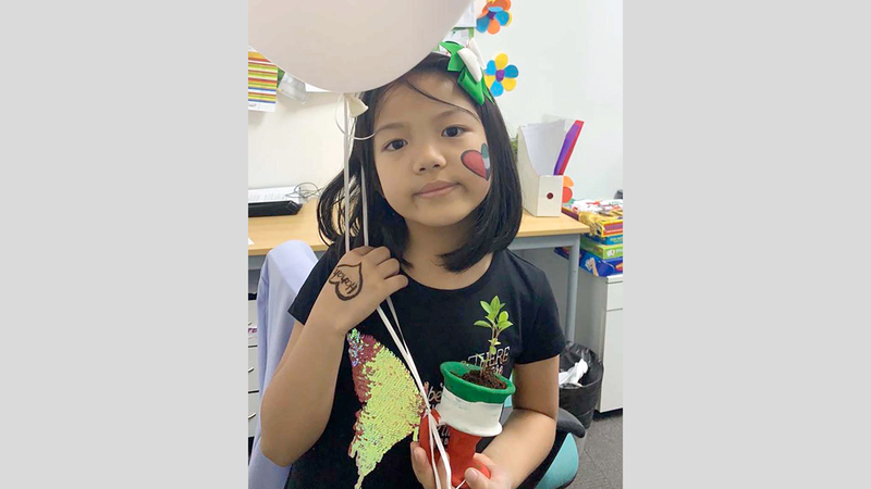 (هانا) تفتخر بأذنها التي لا تشبه آذان الآخرين. ■ من المصدر