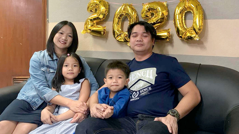 (هانا) تتوسط والديها وشقيقها الأصغر.		  الإمارات اليوم