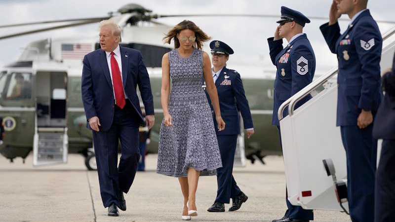 الرئيس والسيدة الأولى أعطيا إشارات متناقضة بسبب عدم التزامهما بالإجراءات الاحترازية.  من المصدر