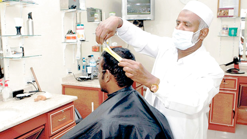 الصالونات الرجالية في دبا الفجيرة ملتزمة بتطبيق الشروط الصحية. 	■ من المصدر