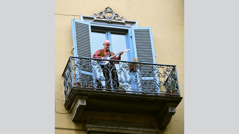 الإيطاليون لجأوا إلى العزف والغناء من شرفاتهم خلال فترة الحجر الصحي. أرشيفية