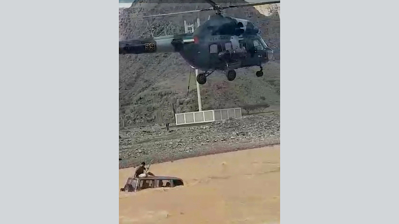 يجب تحذير ولي الأمر لمنعه من تعريض أطفاله وعائلته لخطر السيول. أرشيفية