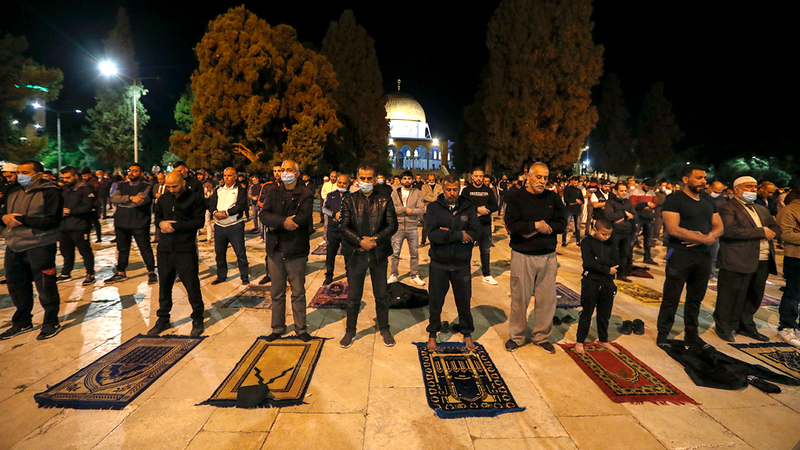 فلسطينيون يؤدون صلاة الفجر في ساحات «الأقصى» أمس.  أ.ف.ب