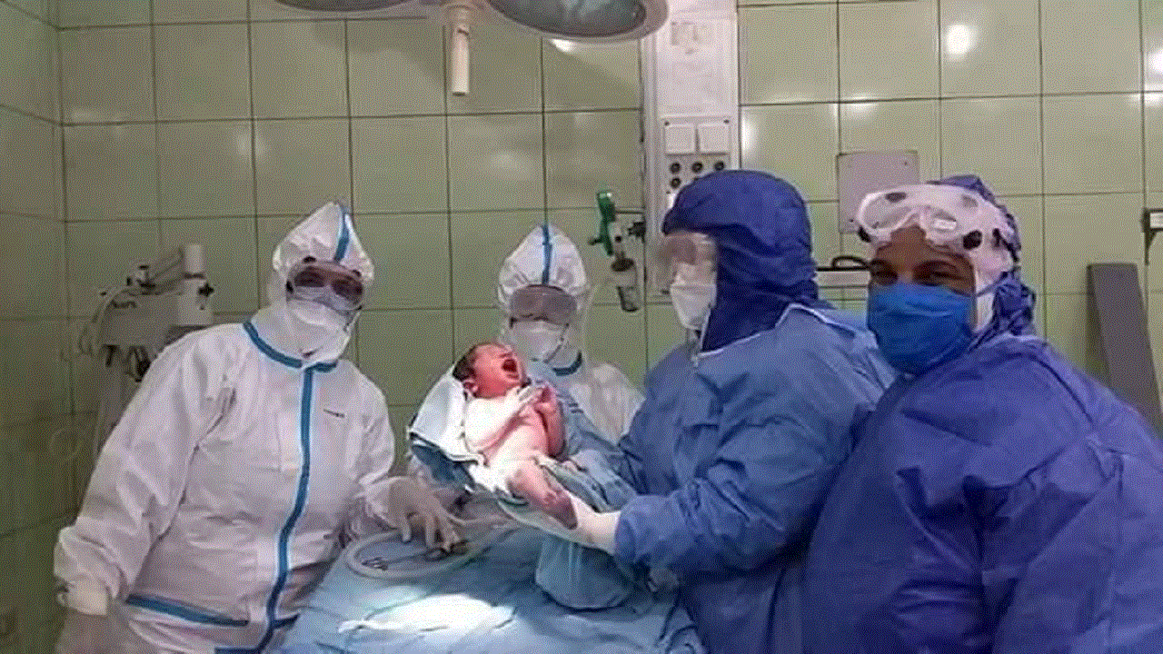 الطفلة "كورونا" عقب ولاتها بعملية قيصريرة.