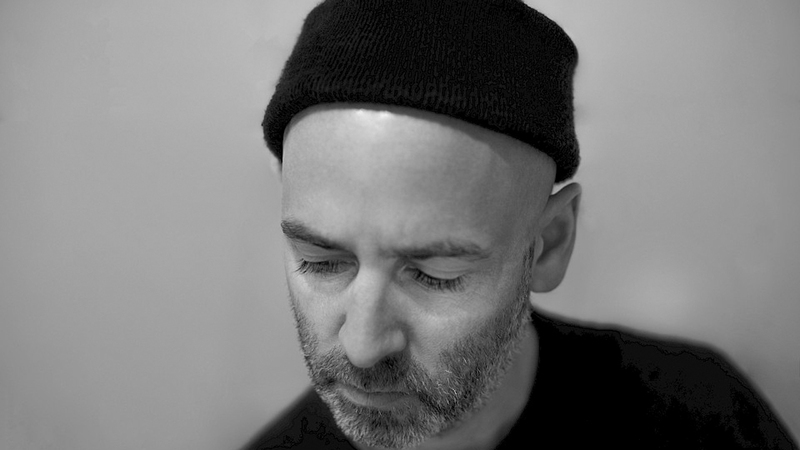 مايا أليسون: &laquo;عادة ما تقدم عروض زيمون في الظلام الدامس، لتمكين المستمع من الانغماس الكامل في الصوت&raquo;.