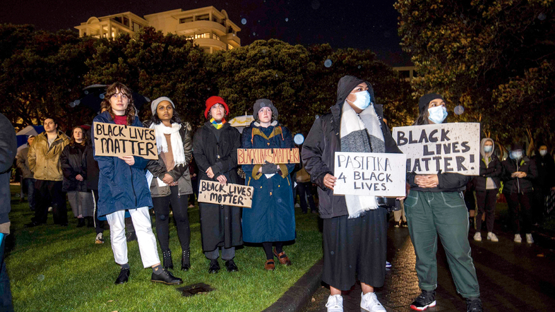 نيوزيلنديون يحتجون على مقتل جورج فلويد في تظاهرة خارج مبنى برلمان بلادهم في ويلينغتون أمس. أ.ف.ب