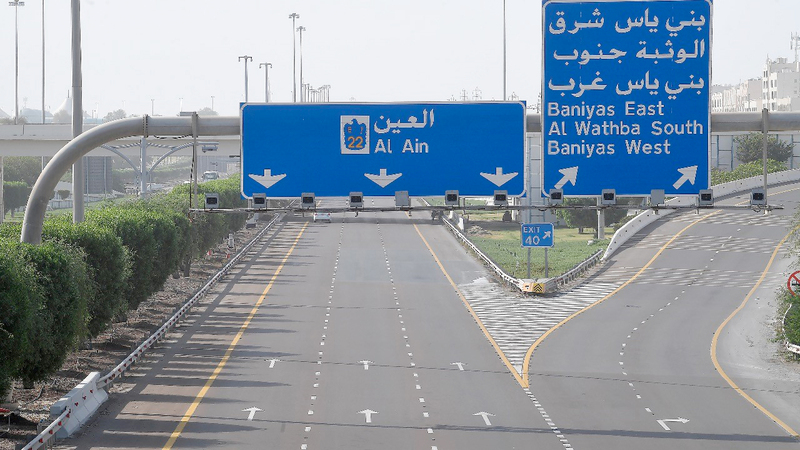 شرطة أبوظبي ترصد المخالفين لحظر التنقل بـ12 نقطة أمنية. تصوير: إريك أرازاس