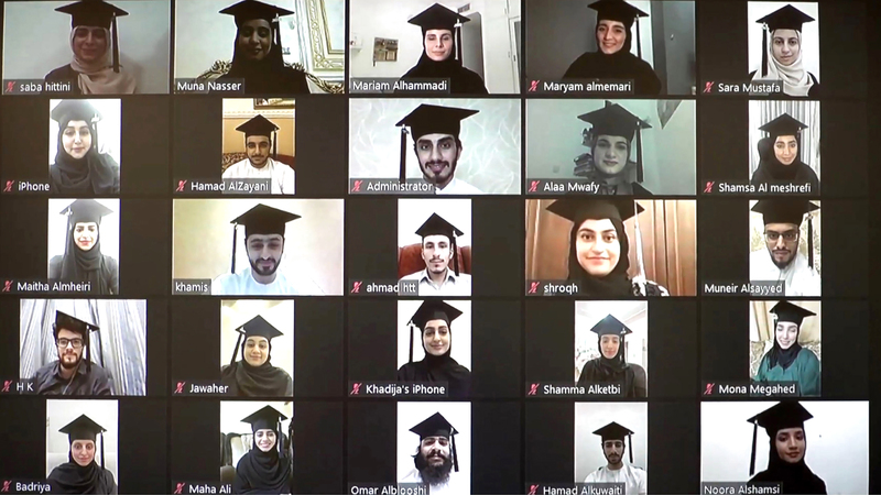 خريجون من الدفعة الـ40 لجامعة الإمارات. وام
