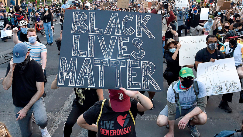 المتظاهرون في أميركا حملوا لافتات مكتوباً عليها «حياة السود تَهِمّ». أ.ف.ب
