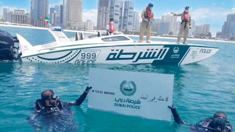 رجال الإنقاذ شاركوا في توعية الأفراد بالبقاء في البيت.   من المصدر