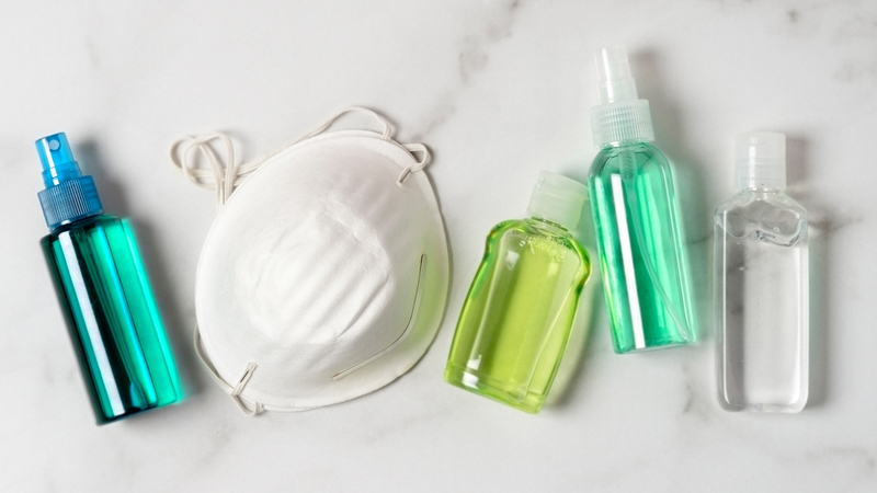 تجار على مواقع التواصل أوضحوا أن فارق السعر ربما يعود إلى اختلاف الخامات المستخدمة أو درجة تركيز المعقم.  أرشيفية