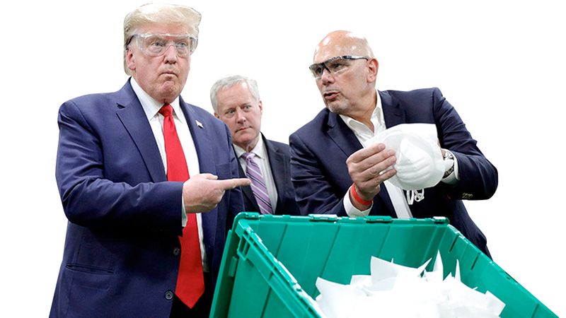 ترامب في مصنع للكمامات للتغطية على تقصير حكومته في الاستعداد للجائحة. أرشيفية