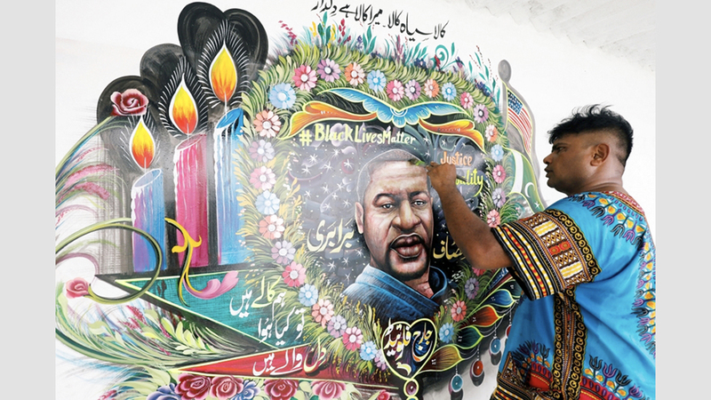 حيدر: رسمت الشموع ولونت الأزهار كإكليل حول عنق فلويد تكريماً له. رويترز