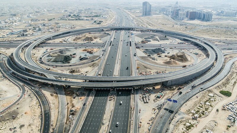التقاطع المجسّر الجديد على شارع الشيخ محمد بن زايد وطريق دبي - العين.  من المصدر