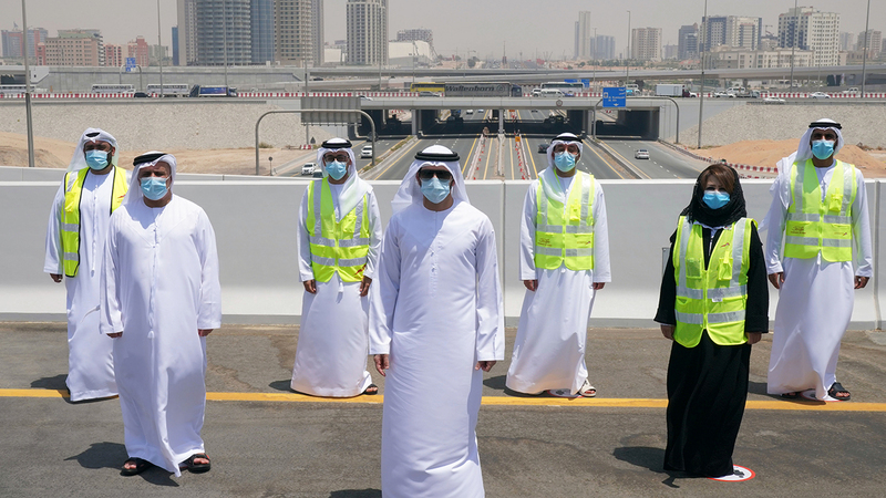 حمدان بن محمد خلال تفقده التقاطع المجسّر على شارع الشيخ محمد بن زايد وطريق دبي - العين. وام