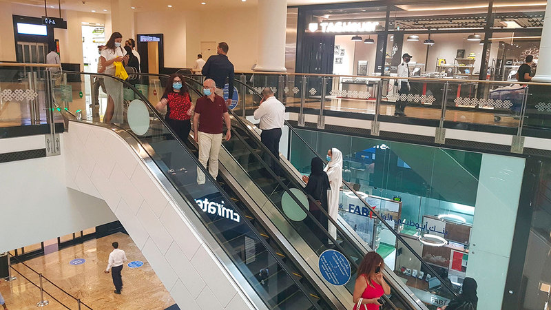 زيادة ثقة المتعاملين بالإجراءات الوقائية التي تطبقها المراكز لعبت دوراً أساسياً في التحسن التدريجي للإقبال عليها. تصوير: أشوك فيرما