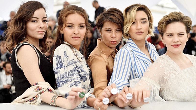 «المنصة» ستعرض الفيلم الجزائري «بابيشا» لمنية مدور. ■ أرشيفية