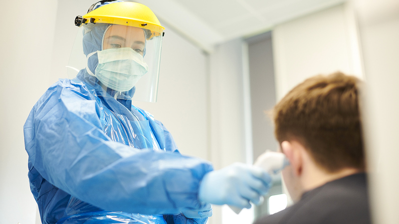 فحص المرضى خلال وجودهم في أماكن العزل.  أرشيفية