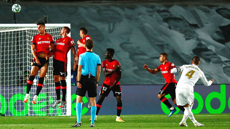 كرة راموس الثابتة في طريقها لعناق شباك مايوركا.  رويترز