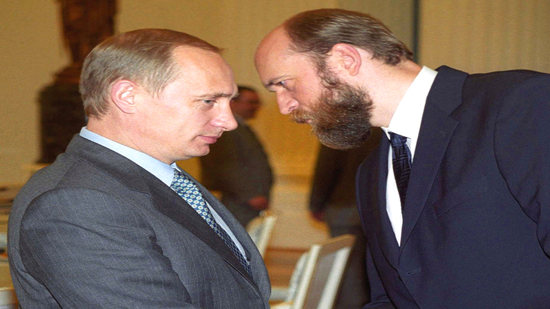 بوتين مع كاتم أسراره سابقاً سيرغي بوغاتشيف الذي نشر الصور. ■ من المصدر