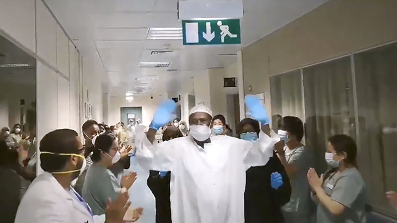 فريق طبي يحتفل بخروج متعافية من &laquo;كوفيد-19&raquo;.  من المصدر