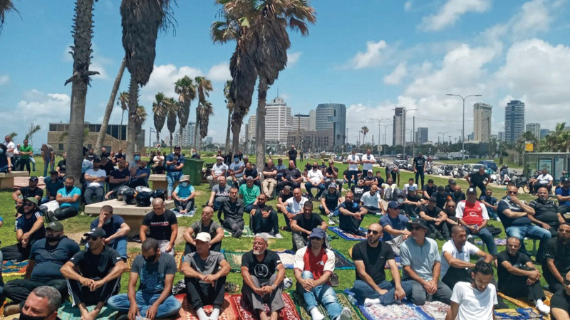 سكان يافا يصلون بجانب مقبرة الإسعاف لحمايتها. الإمارات اليوم