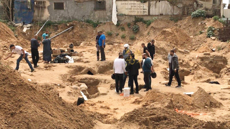 جانب من القبور بعد نبش الاحتلال لها. الإمارات اليوم