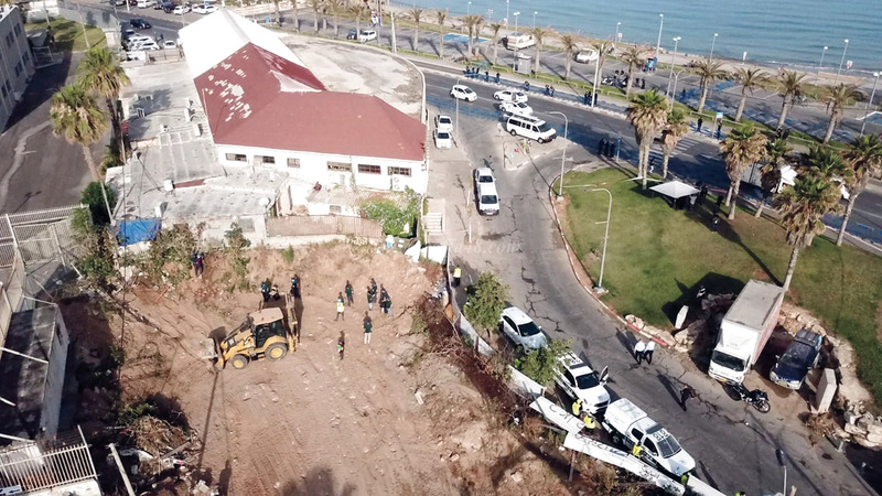 جرافات الاحتلال أثناء تجريف ونبش مقبرة الإسعاف. الإمارات اليوم